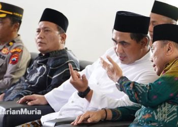 BERCENGKRAMA: Wakil Gubernur Jawa Tengah Taj Yasin (dua dari kanan) berbincang dengan Pj Bupati Jepara Edy Supriyanta (kanan).(Muslichul Basid/Harianmuria.com)