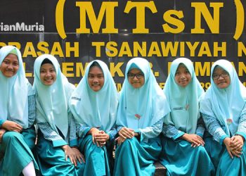 PILOT PROJECT: Para siswa Madrasah MTsN 1 Rembang duduk santai di sela-sela waktu istirahat. (Istimewa/Harianmuria.com)