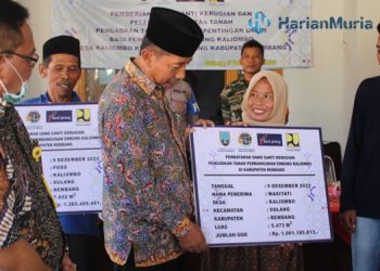 PENYERAHAN: Bupati Rembang Abdul Hafidz saat menyerahkan pembayaran ganti rugi tanah warga Kaliombo yang akan dibangun embung. (R Teguh Wibowo/Harianmuria.com)
