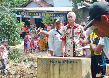 Gubernur Jawa Tengah Ganjar Pranowo saat mengunjungi Desa Sinomwidodo, Kecamatan Tambakromo, Kabupaten Pati, Rabu (7/12).