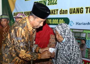 SOSIAL: Bupati Rembang Abdul Hafidz memberikan bantuan paket sembako dan uang tunai kepada penerima di Kantor BAZNAS. (R Teguh Wibowo/Harianmuria.com)