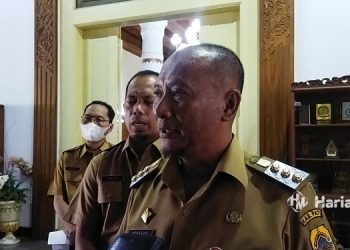 MENJELASKAN: Pj Bupati Pati Henggar Budi Anggoro memberikan penjelasan terkait hutan gundul di wilayah Pati. (Aziz Afifi/Harianmuria.com)
