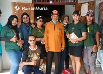 Sekelompok Emak-Emak Gaul yang tergabung dalam Macan Pati menyalurkan bantuan ke Desa Dumpil, Senin (5/12).