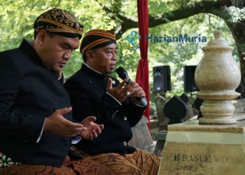 KHUSYU’: Bupati Blora Arief Rohman saat memanjatkan doa di makam Bupati tempo dulu yang telah wafat, Rabu (7/12). (Istimewa/Harianmuria.com)