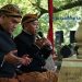 KHUSYU’: Bupati Blora Arief Rohman saat memanjatkan doa di makam Bupati tempo dulu yang telah wafat, Rabu (7/12). (Istimewa/Harianmuria.com)