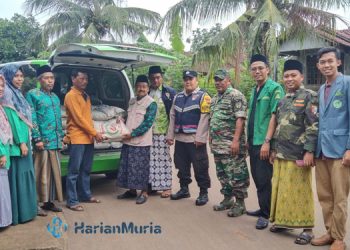 PPDI Dukuhseti bersama stakeholder memberikan bantuan langsung kepada korban puting beliung di Desa Dumpil, Jumat (2/12). (Istimewa/Harianmuria.com)