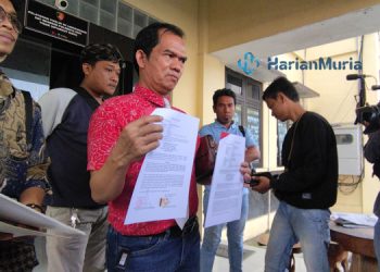 SURAT LAPORAN: Kuasa hukum dari petugas SPBU yang mengalami pemerasan oknum wartawan, Nimerodi Gulo menemui awak media usai membuat laporan ke Polresta Pati pada Rabu (14/12). (Aziz Afifi/Harianmuria.com)