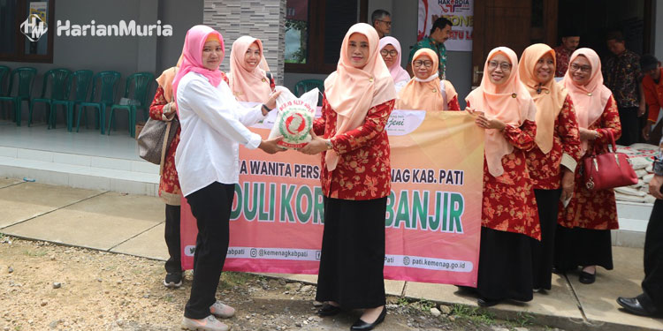 Peduli Korban Banjir, Keluarga Besar Kemenag Pati Bagikan Ratusan Paket Sembako