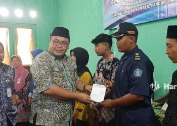 SIMBOLIS: Wakil Bupati Blora M. Hanies Cholil Barro' menyerahkan secara simbolis bantuan sosial kepada salah satu Anak Tidak Sekolah yang kembali bersekolah. (R Teguh Wibowo/Harianmuria.com)