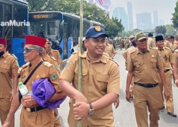UNJUK RASA: Para kepala desa dari Rembang yang tiba di Jakarta menggunakan bus kemudian berjalan kaki menuju ke gedung DPR RI.