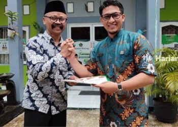 Faiz Affan (Kanan), guru MTsN 1 Kudus yang meraih juara 1 lomba video pendek tingkat Jateng.(Istimewa/Harianmuria.com)