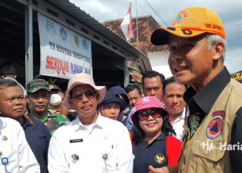 PENANGANAN BANJIR: Ganjar Pranowo memberikan instruksi kepada Pelaksana Tugas (Plt) DPUTR Pati Riyoso untuk memetakan titik-titik yang akan ditanggul secepatnya. (Arif Febriyanto/Harianmuria.com)