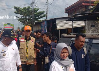 TINJAU JEMBATAN: Gubernur Jawa Tengah Ganjar Pranowo berada di tengah kemacetan dan diburu wartawan yang menanyakan solusi mengurai macet Pantura Juwana, Kabupaten Pati, Jawa Tengah. (Arif Febriyanto/Harianmuria.com)