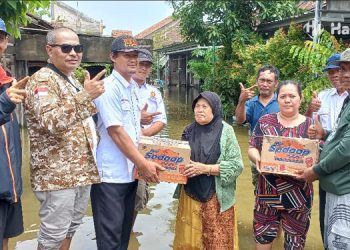 GERAK CEPAT: DPC Gerindra Demak saat memberikan bantuan kepada warga terdampak banjir.(Tomi Budiantoro/Harianmuria.com)
