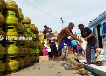 GOTONG ROYONG: Sejumlah awak kapal menata logistik yang akan dikirim ke Pulau Karimunjawa. (Aziz Afifi/Harianmuria.com)