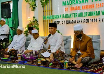 SAMBUTAN: Bupati Kudus HM Hartopo saat memberikan sambutan dalam acara Harlah Yayasan TBS Kudus ke-97 di Madrasah TBS Kudus, Sabtu (31/12) sore.(Istimewa/Harianmuria.com)