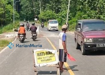 Jalan Rembang–Blora ambles, tampak warga sekitar membantu mengatur lalu lintas. (R Teguh Wibowo/Harianmuria.com)