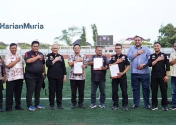 Tim Mabes Polri, Kepala Dinporapar Pati dan Ketua LO Persipa usai pelaksanaan melakukan Audit Risk Manajemen di Stadion Joyokusumo, Selasa (3/1). (Istimewa/Harianmuria.com)