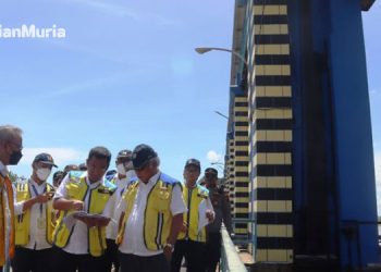 CARI SOLUSI: Menteri Pekerjaan Umum dan Perumahan Rakyat (PUPR) Basuki Hadimuljono saat meninjau pintu banjir Wilalung atau Bangunan Pengendali Banjir Wilalung (BPBWL) di perbatasan Kabupaten Kudus dan Demak, Jawa Tengah, Kamis (12/1). (Antara/Harianmuria.com)