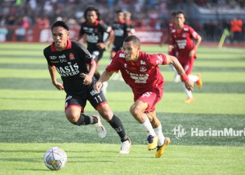 SENGIT: Perebutan bola antar pemain Persijap Jepara dan Persipa dalam leg pertama Liga 2 di Stadion Joyokusumo, Pati. (Aziz Afifi/Harianmuria.com)