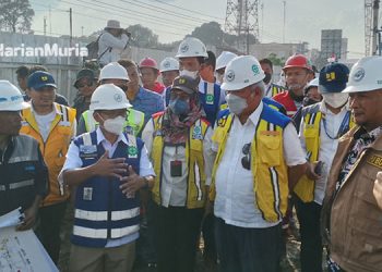 Menteri Pekerjaan Umum dan Perumahan Rakyat (PUPR) Basuki Hadimuljono saat meninjau pembangunan Jembatan Juwana di Kabupaten Pati, Jawa Tengah, Kamis (12/1). (Khairul Mishbah/Harianmuria.com)