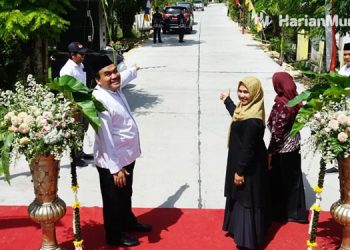 SIMBOLIS: Bupati Blora Arief Rohman didampingi Wakil Bupati Tri Yuli Setyowati saat meresmikan sejumlah proyek pembangunan 2022. (Istimewa/Harianmuria.com)
