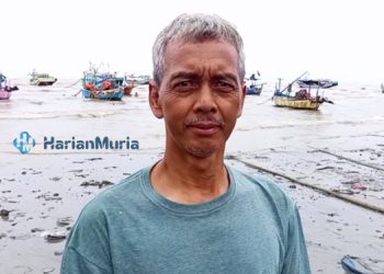 BERI KETERANGAN: Nelayan rajungan di Desa Gegunung Wetan Kecamatan Rembang saat memberikan tanggapan terkait cuaca buruk.(R Teguh Wibowo/Harianmuria.com)