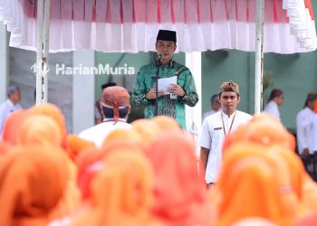 MEMIMPIN: Bupati Kudus HM Hartopo saat memimpin apel peringatan Hari Amal Bhakti (HAB) di MAN 2 Kudus, Selasa (3/1). (Nisa Hafizhotus Syarifa/Harianmuria.com)