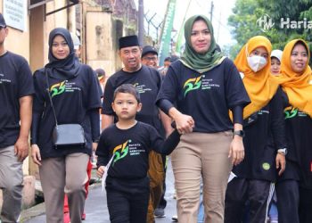 SEMANGAT: Bunda PAUD Kabupaten Kudus Mawar Hartopo (kerudung hijau) saat mengikuti peringatan Harlah ke-54 Nawa Kartika di Jalan KH. Noorbadri Syahid, Minggu (8/1). (Nisa Hafizhotus Syarifa/Harianmuria.com)