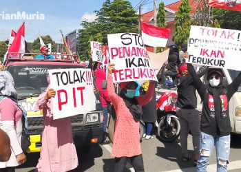DEMO: Aksi demonstrasi ribuan nelayan Kabupaten Pati di depan gedung Pemerintah Kabupaten Pati, berlanjut di depan DPRD Pati, Jumat (13/1). (Arif Febriyanto/Harianmuria.com)
