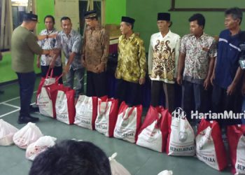 SIMBOLIS: Pj Bupati Jepara Edy Supriyanta memberikan bantuan sembako kepada warga Karimunjawa.(Istimewa/Harianmuria.com)