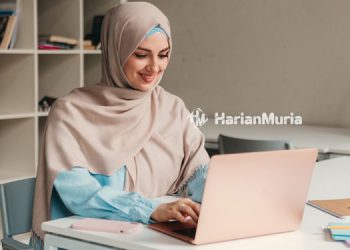 Ilustrasi wanita karir yang mengenakan hijab saat bekerja. (Freepik/Harianmuria.com)