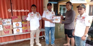 PEDULI: Ketua DPC Partai Gerindra Kabupaten Kudus Sulistyo Utomo saat memberikan bantuan ke rumah warga yang terdampak banjir di Desa Jetis Kapuan, Kecamatan Jati, Minggu (1/1).(Nisa Hafizhotus Syarifa/Harianmuria.com)