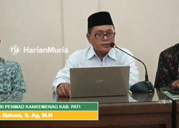 Kepala Kantor Kemenag Kabupaten Pati Ali Arifin (Kiri), Kepala seksi Pendidikan Madrasah (Penmad) Ruhani (Tengah) saat mengumumkan The Best Achivement Of Madrasah 2022, Kamis (29/12).(Istimewa/Harianmuria.com)