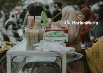 Orang yang berjualan takjil. (Unsplash/Harianmuria.com)