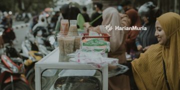 Orang yang berjualan takjil. (Unsplash/Harianmuria.com)