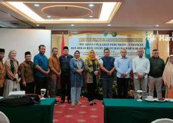 Foto bersama usai pembahasan Ranperda DPRD Kudus Bersama Unwahas. (Ihza Fajar/Harianmuria.com)