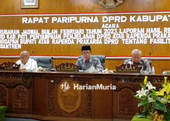 Wakil ketua III DPRD Pati, Muhammadum (tengah) saat memimpin rapat paripurna. (Arif Febriyanto/Harianmuria.com)