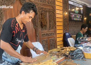 PAMERAN: Pelaku usaha tembakau sedang mempersiapkan bahan-bahan dalam kegiatan Festival Sarasehan Tembakau dan Expo Ekonomi Kreatif 2023. (Ihza Fajar/Harianmuria.com)