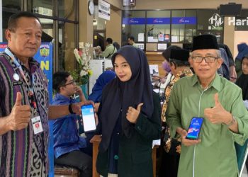 PELAYANAN: Rektor UNISNU Jepara Sa’dullah Assa’idi dan Kepala Disdukcapil Jepara Abdul Syukur berfoto bersama mahasiswa. (Tomi Budianto/Harianmuria.com)