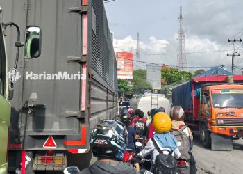 Beberapa truk nekat melawan arus di kemacetan Juwana-Batangan, Kabupaten Pati, kemarin. (Arif Febriyanto/Harianmuria.com)