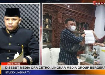 BANYAK DUKUNGAN: Banyak insan media yang meliput proses pemberian surat somasi kepada Gubernur Jawa Tengah Ganjar Pranowo, kemarin (7/1).