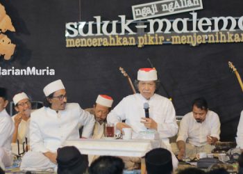 Cak Nun, Anis Sholeh Ba’asyin dan Kiai Kanjeng dalam Ngaji NgAllah Suluk Maleman ‘Tawashshulan’ yang digelar Ahad (26/2) kemarin. (Istimewa/Harianmuria.com)