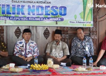 Pj Bupati Jepara Edy Supriyanta (dua dari kiri) saat melakukan kegiatan rutin tilik desa. (Aziz Afifi/Harianmuria.com)