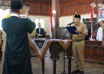 PELANTIKAN: Pj Bupati Jepara Edy Supriyanta saat mengambil sumpah janji jabatan. (Tomi Budianto/Harianmuria.com)