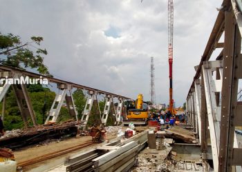 KEJAR TARGET: Pekerja proyek tengah mengebut pembangunan Jembatan Juwana, Kabupaten Pati, Jawa Tengah, Rabu (15/2).