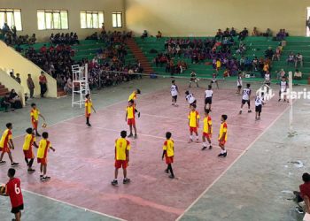 Cabang olahraga voli sedang bertanding di Gedung Olah Raga (GOR) Dusun Besi, Desa Kedungrejo, Kecamatan Rembang. (Rendy/Harianmuria.com)