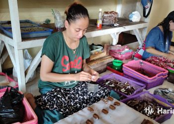 Seorang pekerja sedang membuat Jenang yang menjadi WBTb dari Kabupaten Kudus belum lama ini. (Nisa/Harianmuria.com)