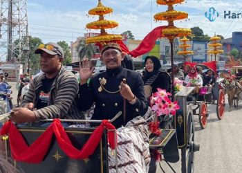 Anggota DPRD Pati Suriyanto ditengah acara Kirab Haul Bupati Juwana I-XIII pada Minggu (5/3). (Arif/Harianmuria.com)
