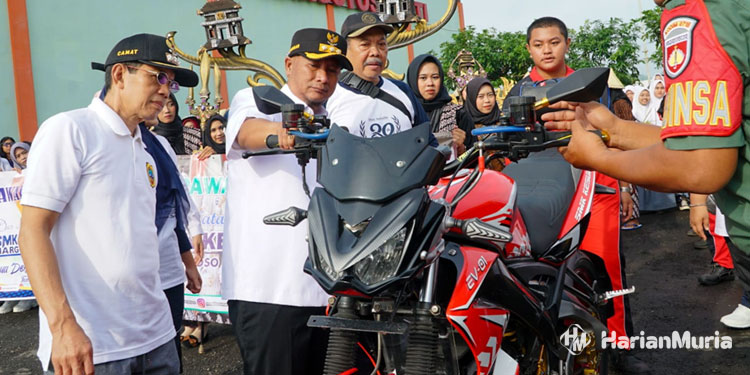 Pj Bupati Pati berkesempatan meluncurkan sepeda motor listrik hasil kreasi siswa SMK Kesuma. (Istimewa/Harianmuria.com)